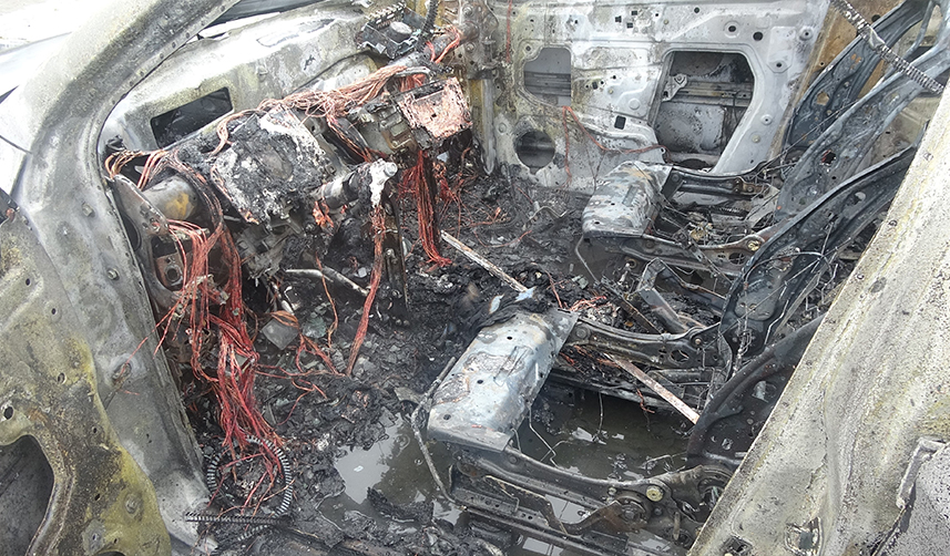 Trabzon'da lüks cip bir anda alev aldı! Sürücü şans eseri kurtuldu