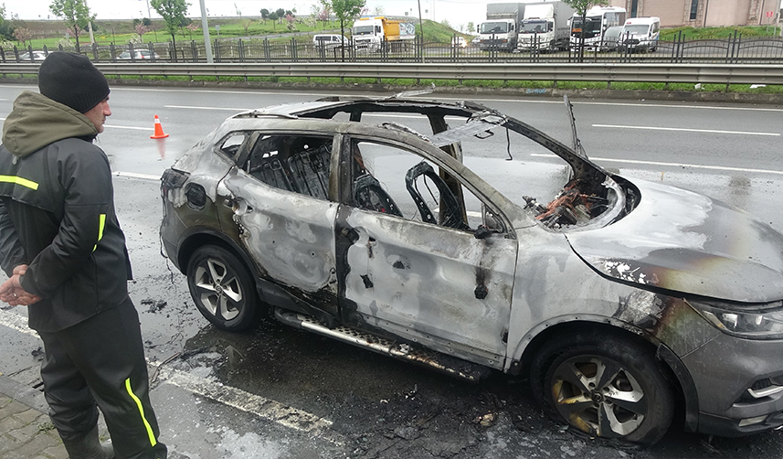 Trabzon'da lüks cip bir anda alev aldı! Sürücü şans eseri kurtuldu