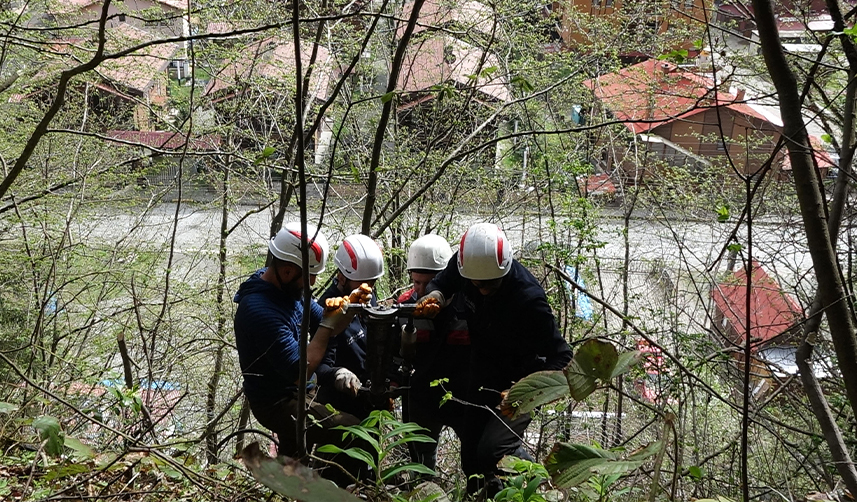 Trabzon'un turizm merkezi Uzungöl'de kaya tehdidine çelik bariyerli önlem