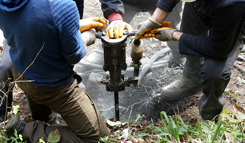 Trabzon'un turizm merkezi Uzungöl'de kaya tehdidine çelik bariyerli önlem