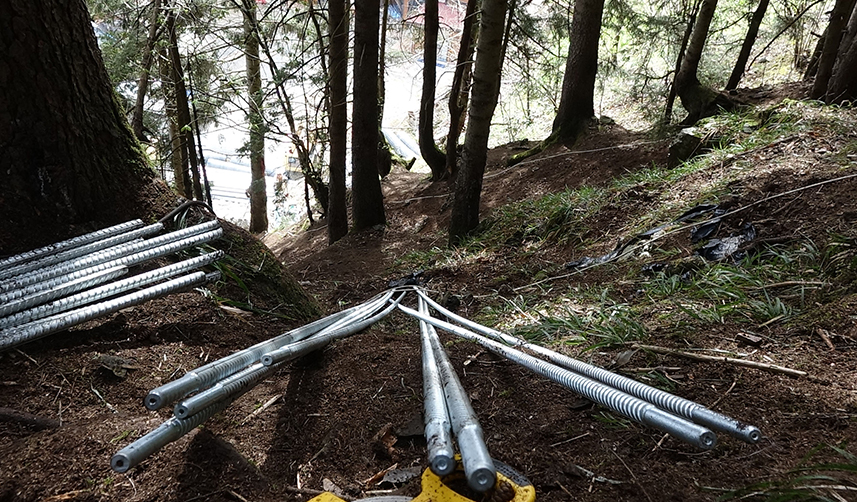 Trabzon'un turizm merkezi Uzungöl'de kaya tehdidine çelik bariyerli önlem