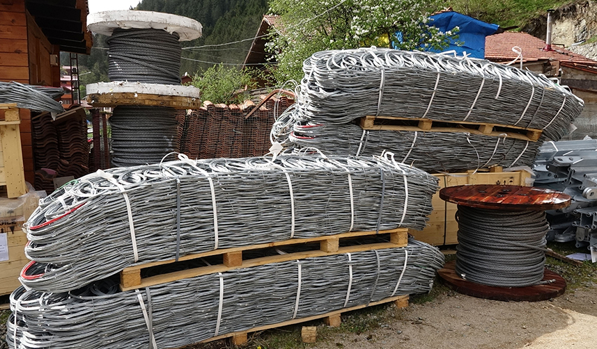 Trabzon'un turizm merkezi Uzungöl'de kaya tehdidine çelik bariyerli önlem