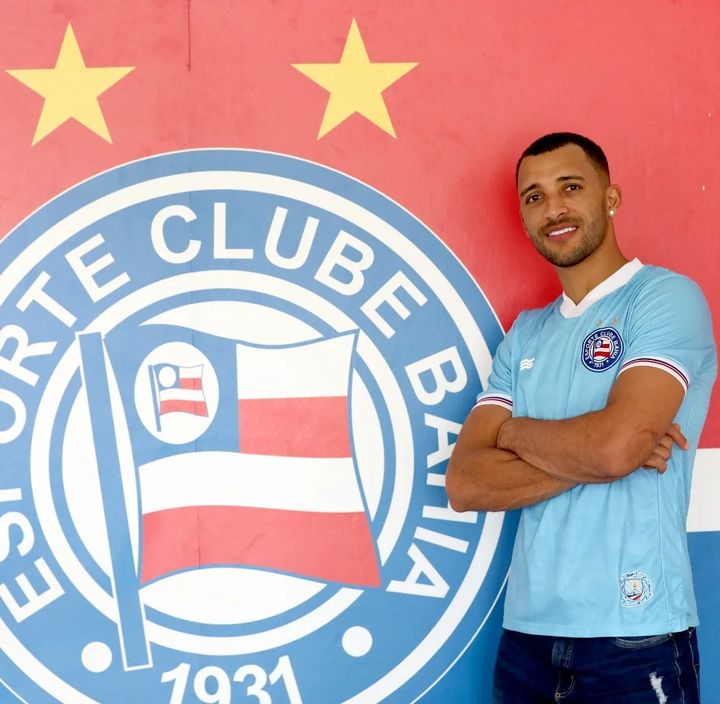 Vitor Hugo yeni takımın formasını giydi