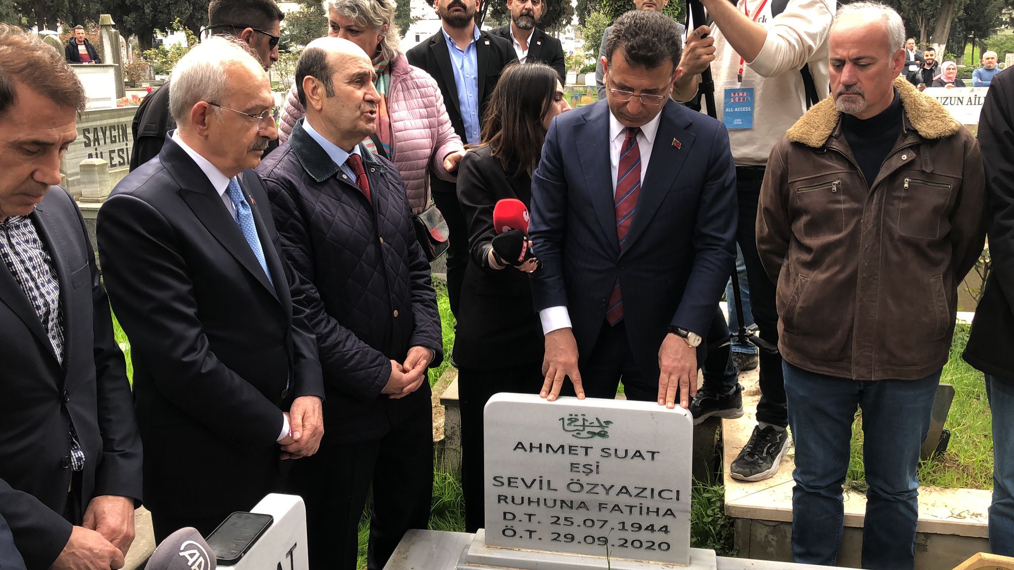 Kılıçdaroğlu ve İmamoğlu Trabzonspor'un efsanesini mezarı başında andı