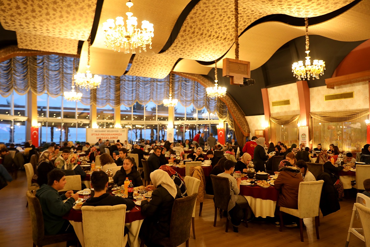 Akçaabat'ta iftar programı! Onlar gülerse dünya güler 