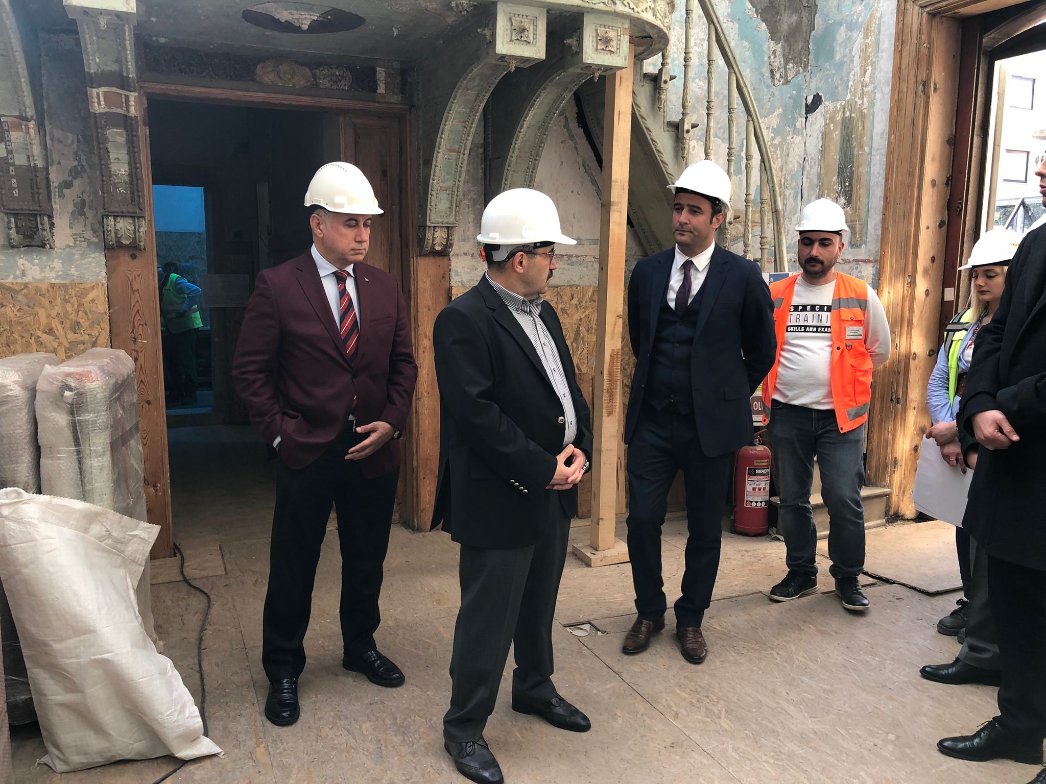 Trabzon valisi İsmail Ustaoğlu tadilatı süren Kostaki konağı’nda incelemelerde bulundu! İşte tamamlanacağı tarih