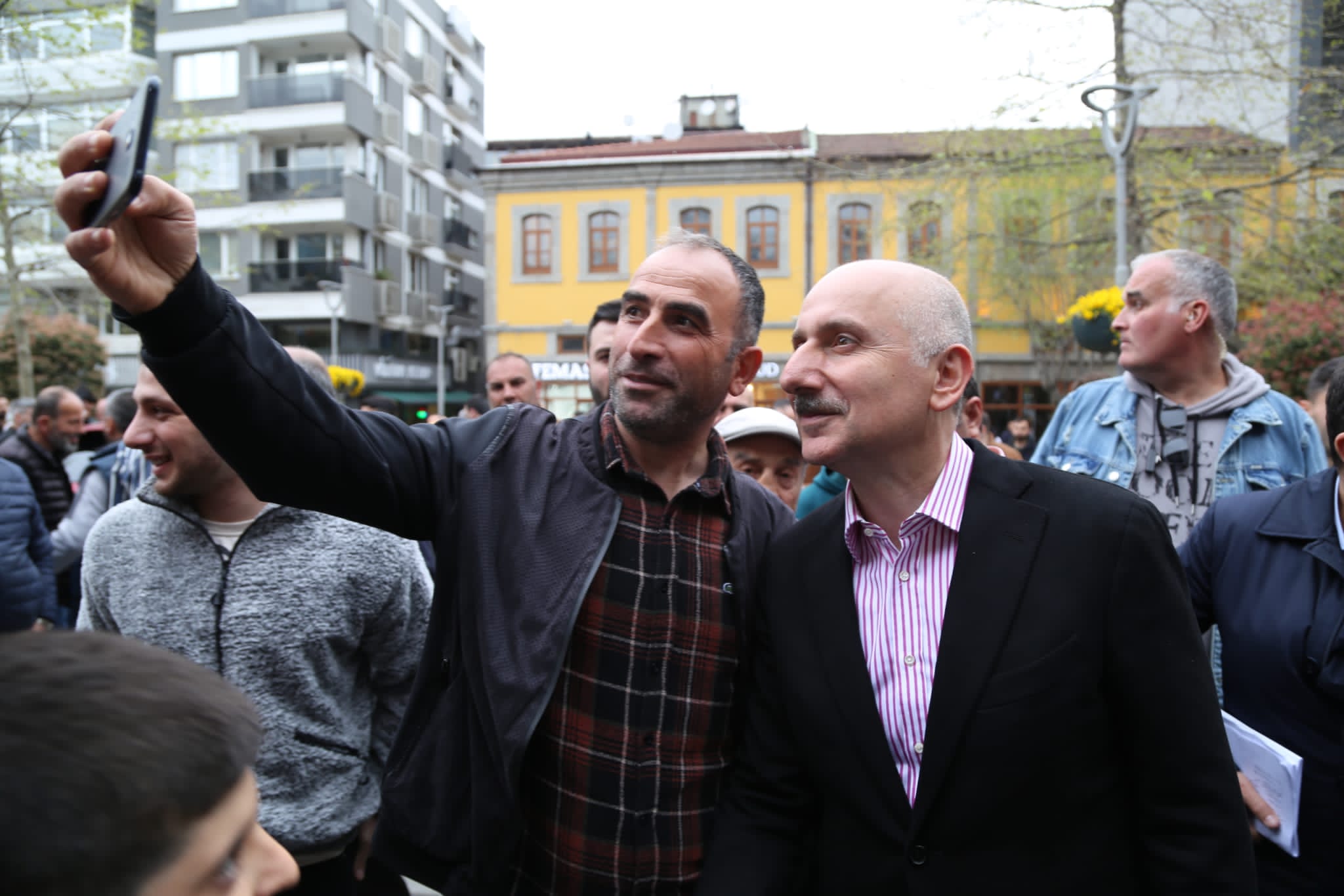 Bakan Karaismailoğlu Trabzon'da vatandaşlarla bayramlaştı