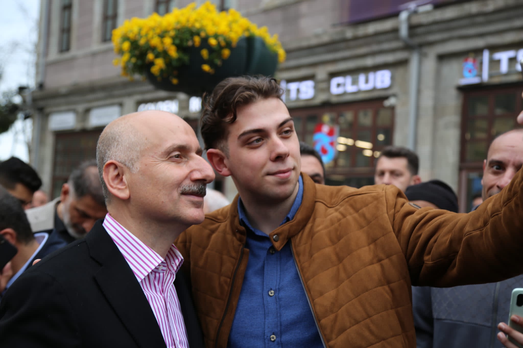 Bakan Karaismailoğlu Trabzon'da vatandaşlarla bayramlaştı