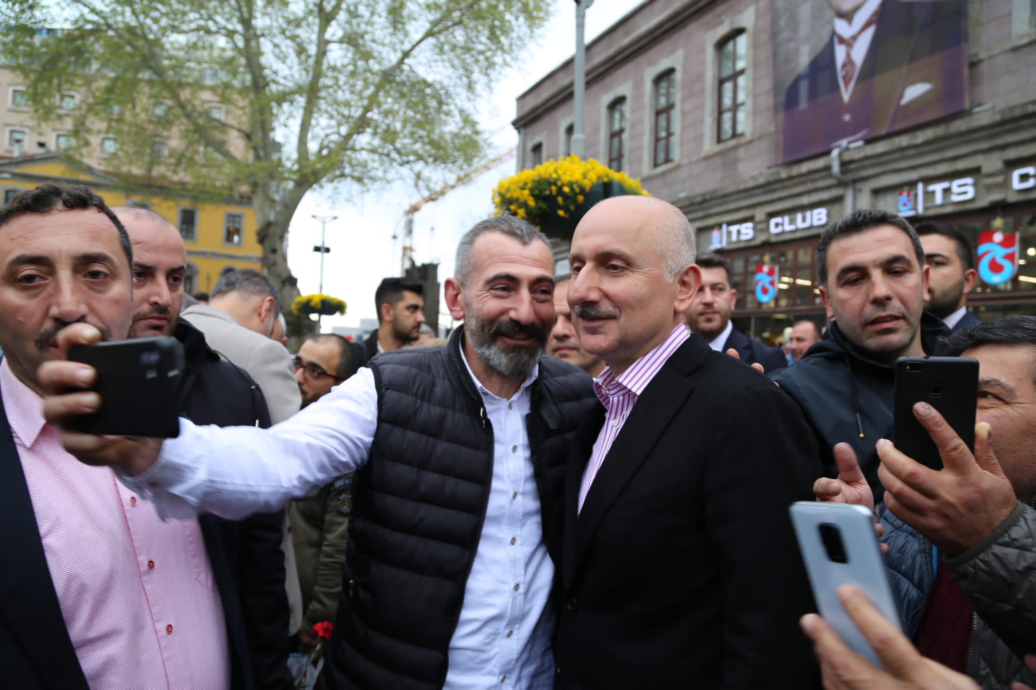 Bakan Karaismailoğlu Trabzon'da vatandaşlarla bayramlaştı