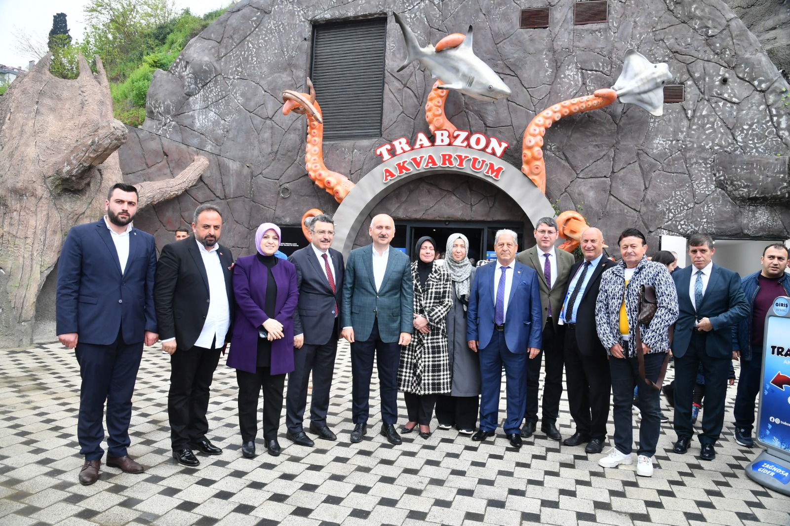 Başkan Genç, Bakan Karaismailoğlu’na Trabzon Akvaryum’u gezdirdi