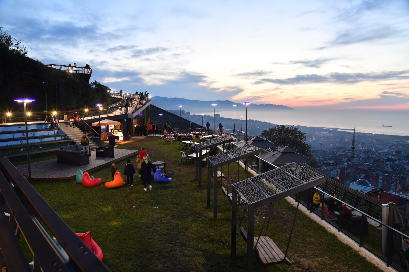 Boztepe Seyir Terası ve Yürüyüş Yolu vatandaşların akınına uğradı