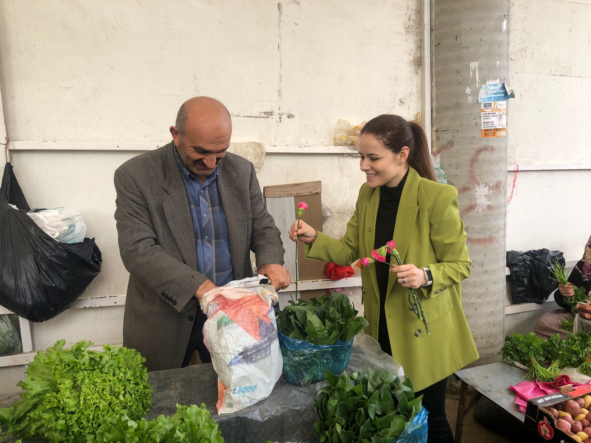 AK Parti Trabzon milletvekili adayı Meryem Sürmen büyüdüğü sokakları gezdi! “Tüm ilçelerin adayıyım, kızıyım"