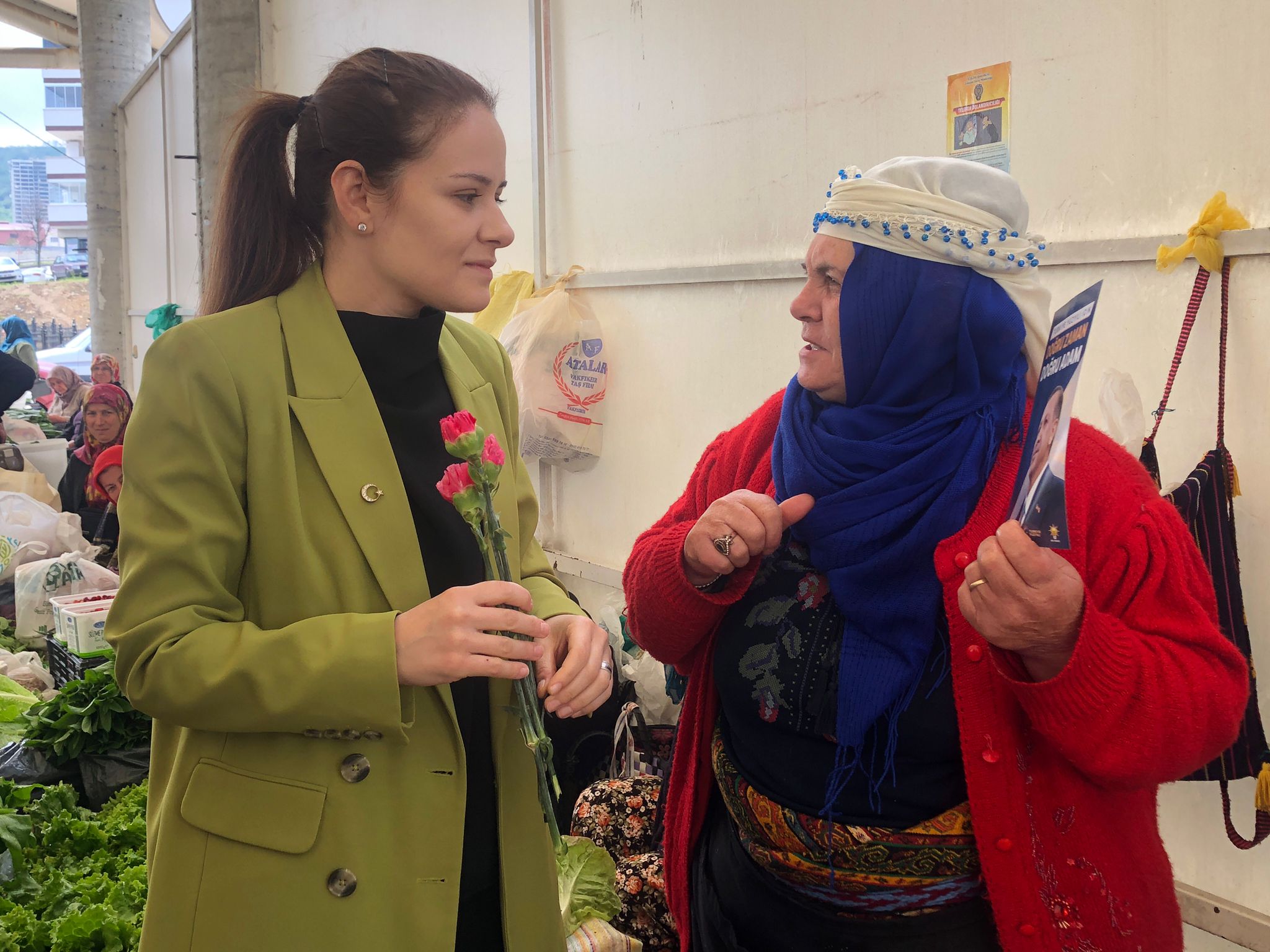 AK Parti Trabzon milletvekili adayı Meryem Sürmen büyüdüğü sokakları gezdi! “Tüm ilçelerin adayıyım, kızıyım"