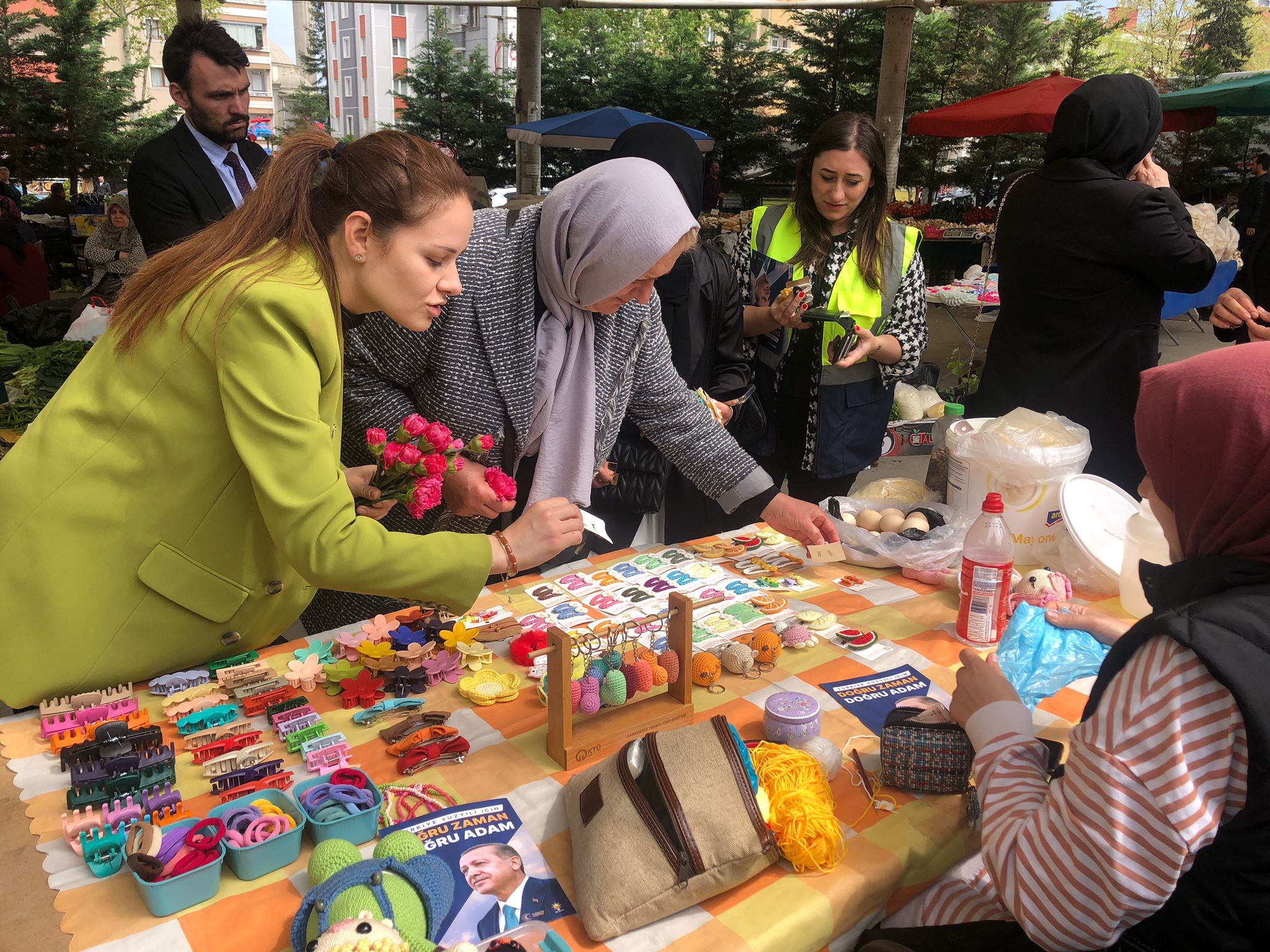AK Parti Trabzon milletvekili adayı Meryem Sürmen büyüdüğü sokakları gezdi! “Tüm ilçelerin adayıyım, kızıyım"