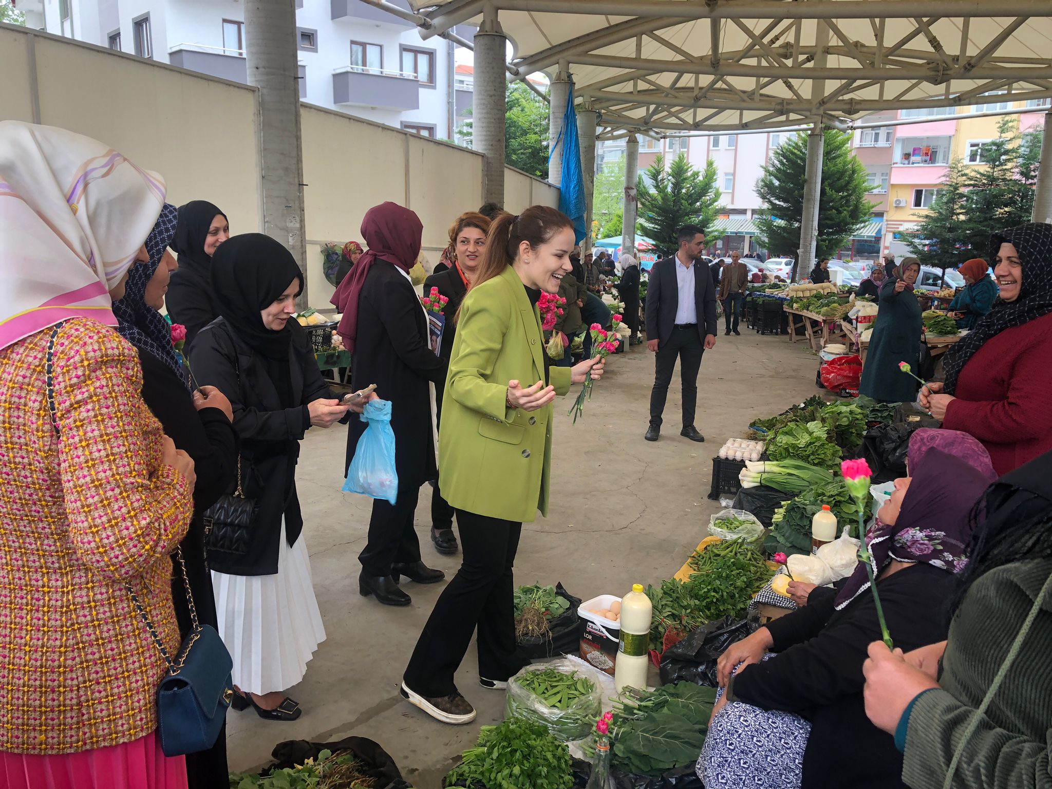 AK Parti Trabzon milletvekili adayı Meryem Sürmen büyüdüğü sokakları gezdi! “Tüm ilçelerin adayıyım, kızıyım"