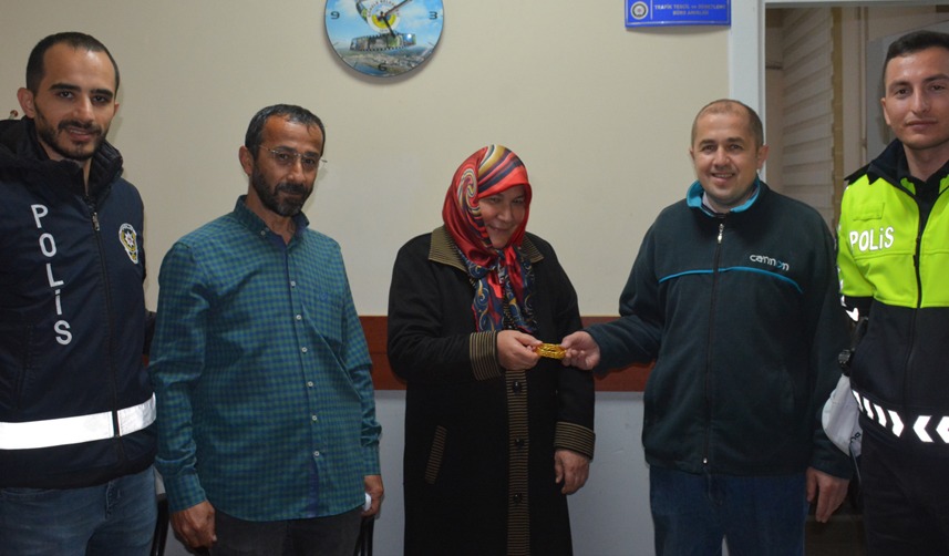 Giresun'da sokakta bulunan altında bileklik sahibine teslim edildi