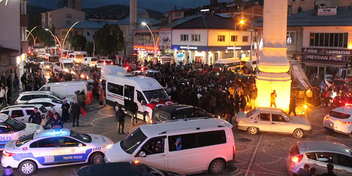 Bayburt'ta davul zurnalı seçim kutlaması