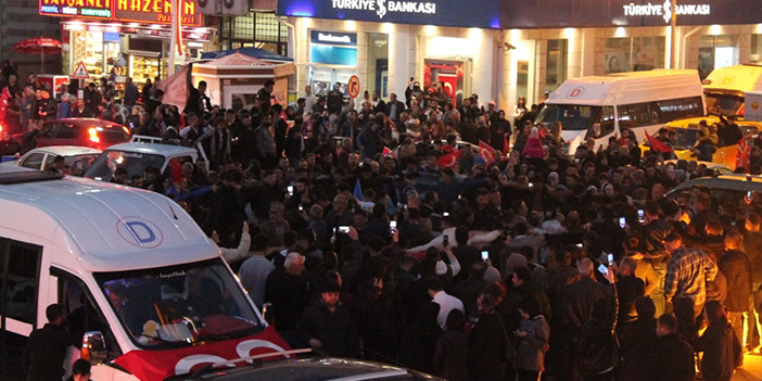 Bayburt'ta davul zurnalı seçim kutlaması