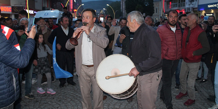 Bayburt'ta davul zurnalı seçim kutlaması