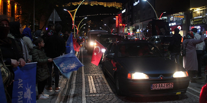 Bayburt'ta davul zurnalı seçim kutlaması