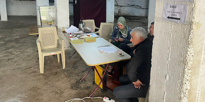 Rize'de çay üreticileri çay alım yerinde oy kullandı