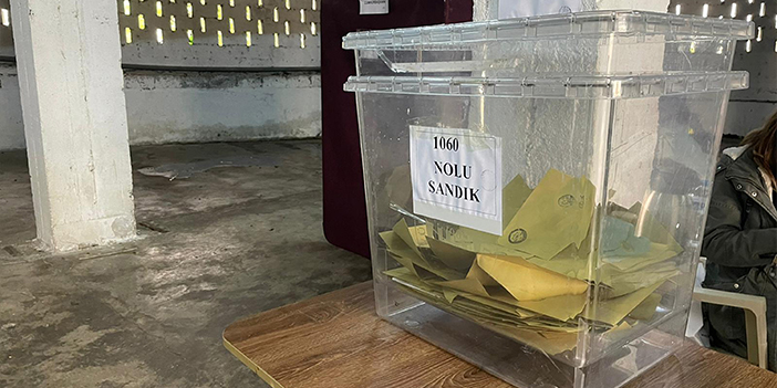 Rize'de çay üreticileri çay alım yerinde oy kullandı