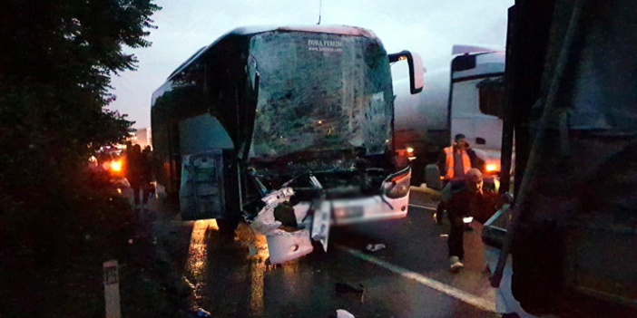 Seçmenlerini taşıyan otobüs tıra çarptı! Çok sayıda yaralı