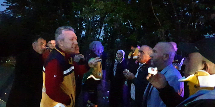 Seçmenlerini taşıyan otobüs tıra çarptı! Çok sayıda yaralı