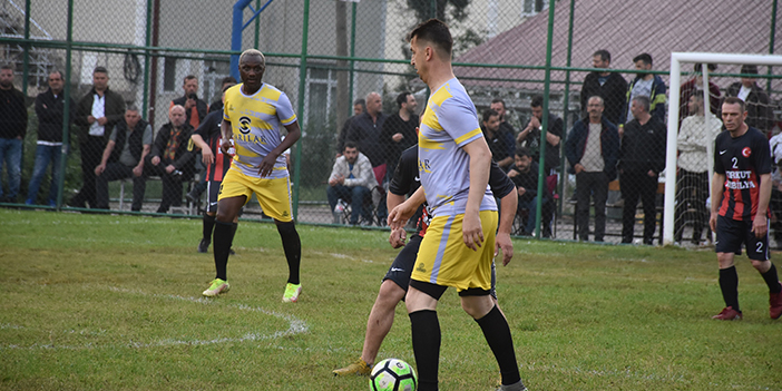 Eski Trabzonsporlu Yattara etkinlikte forma giydi