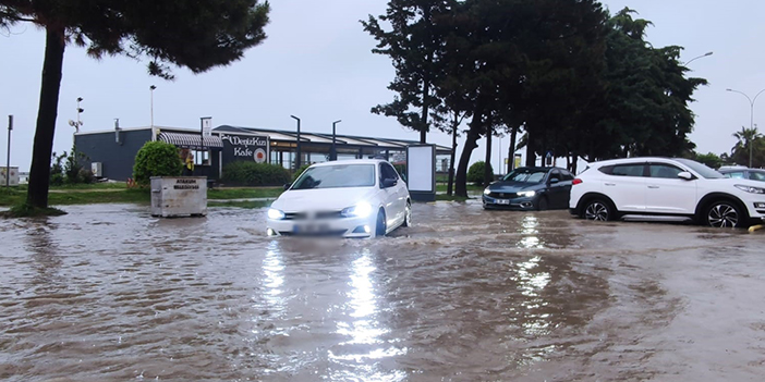 Samsun'da sağanak yağış yolları göle çevirdi
