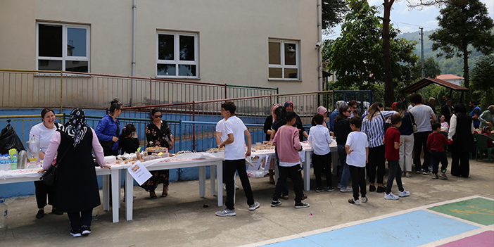 Deprem bölgesindeki okullar için Artvin'de kermes düzenlendi