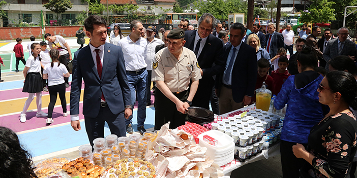 Deprem bölgesindeki okullar için Artvin'de kermes düzenlendi