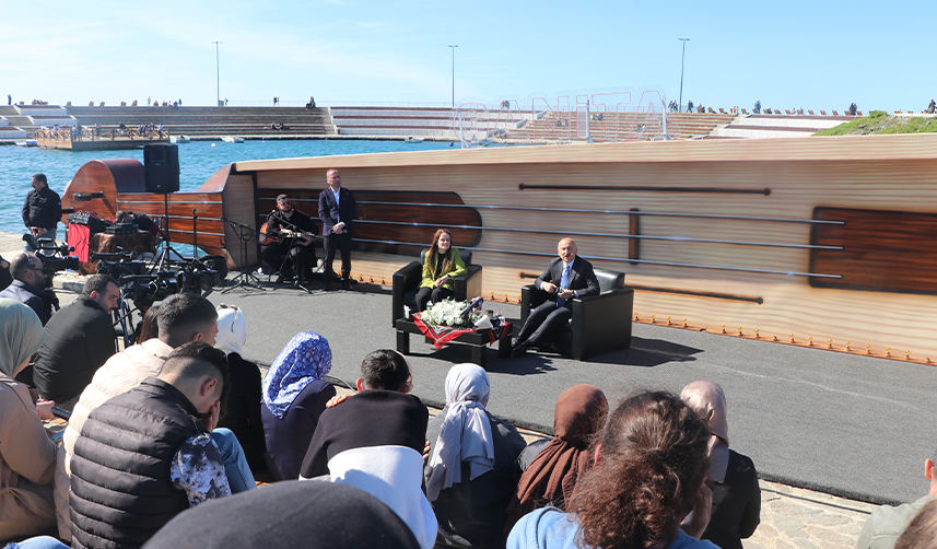 Bakan Karaismailoğlu Trabzon'da gençlerle bir araya geldi