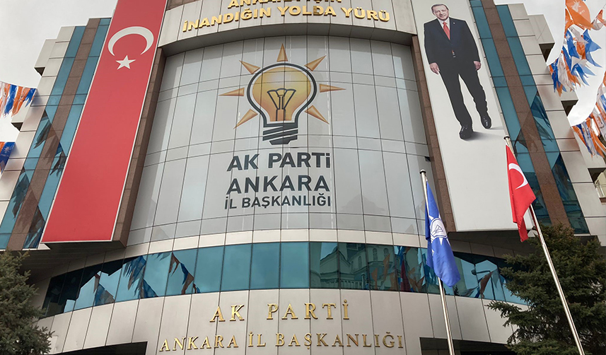 AK Parti binasına taşlı ve sopalı saldırı