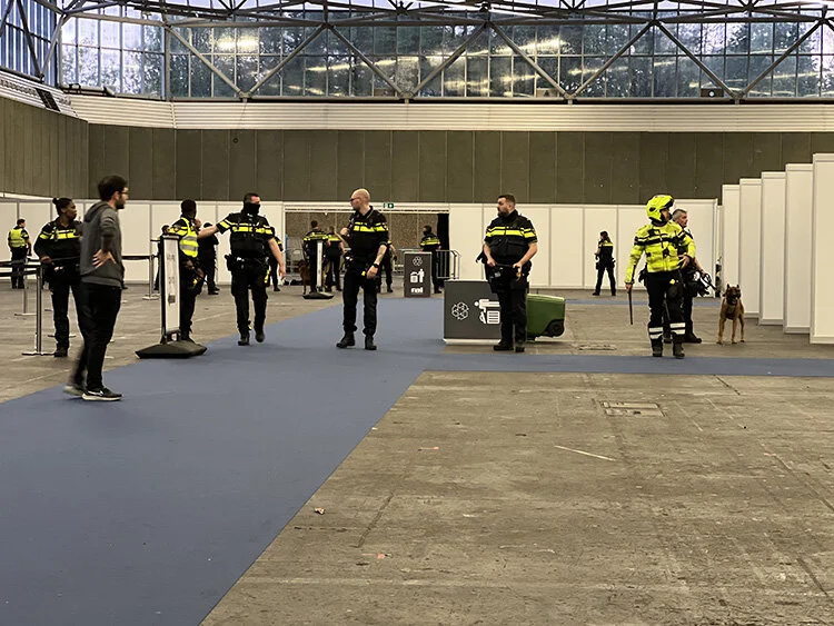 Ansterdam'da PKK sempatizanları sandık müşahitlerine saldırdı