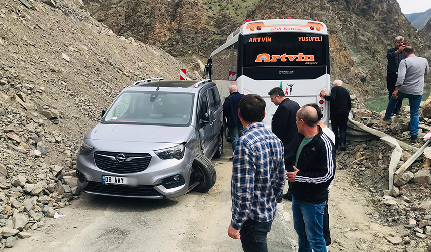 Artvin'de iki araç birbirine girdi! Yol ulaşıma kapandı