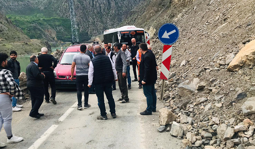 Artvin'de iki araç birbirine girdi! Yol ulaşıma kapandı