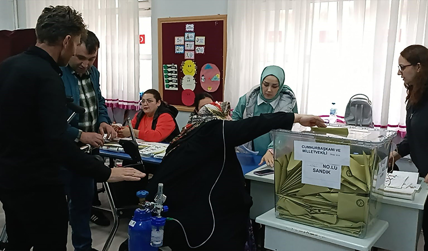 Artvin'de KOAH hastası kadın oksijen tüpüyle oy kullandı