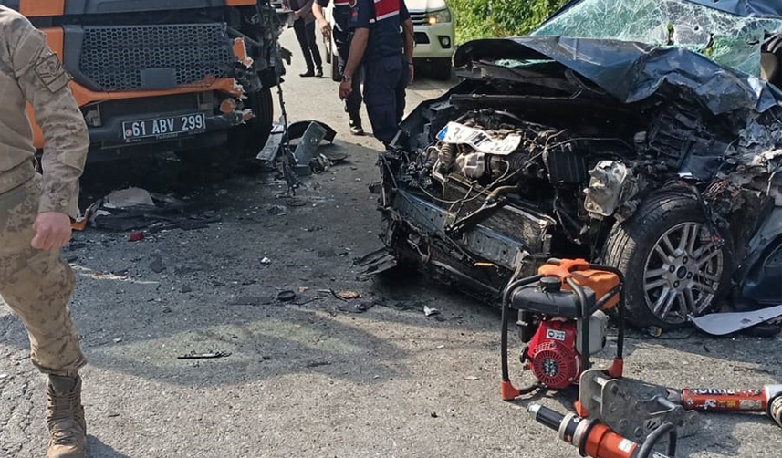 Artvin'de kontrolden çıkan otomobil devlet aracı ile çarpıştı! 5 yaralı