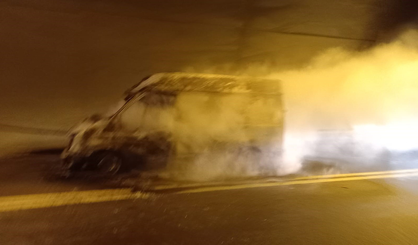 Artvin'de seyir halindeki otomobil bir anda yandı