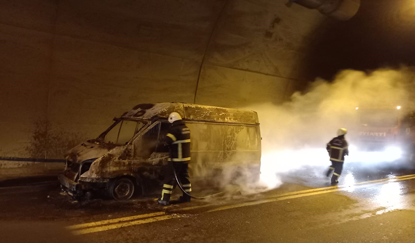 Artvin'de seyir halindeki otomobil bir anda yandı