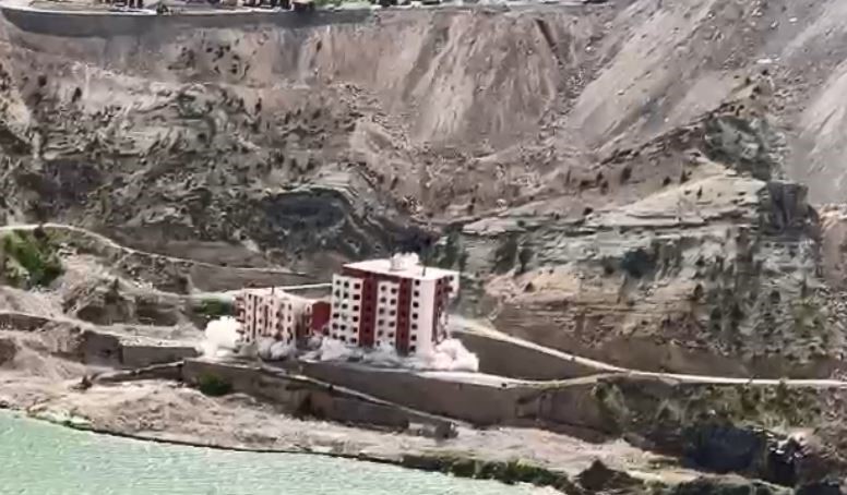 Yusufeli eski ilçe merkezindeki son bina da yıkıldı