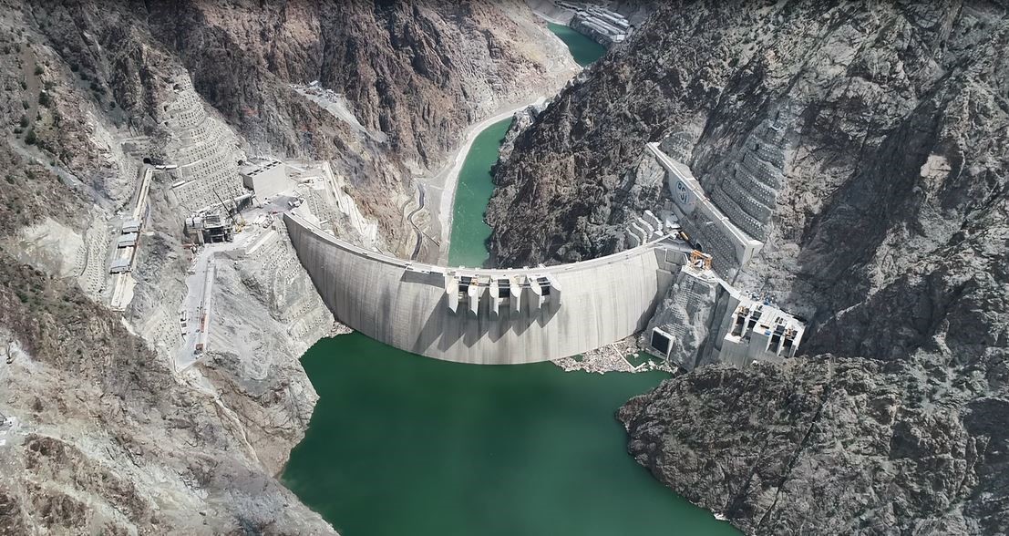 Yusufeli eski ilçe merkezindeki son bina da yıkıldı