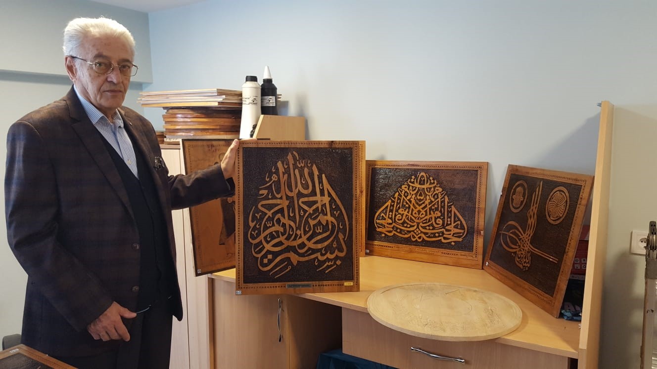 83 yaşında atıl ahşapları naht sanatıyla nakış gibi işliyor