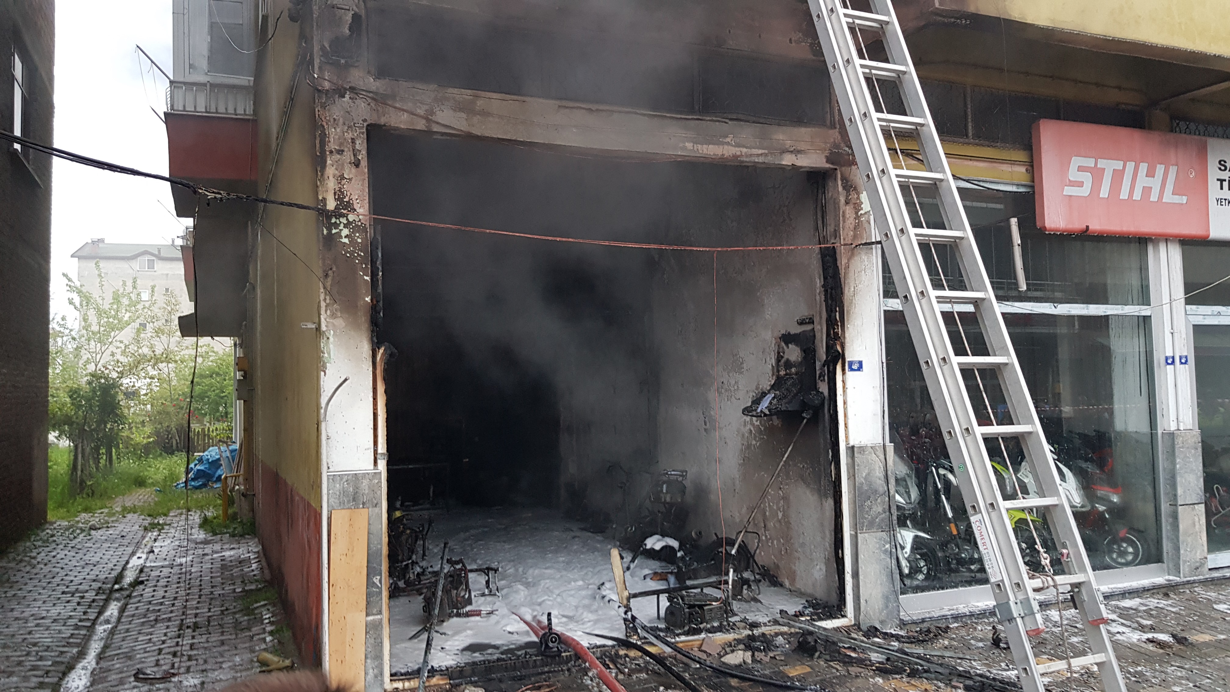 Samsun'da tamirhanede korkutan yangın!