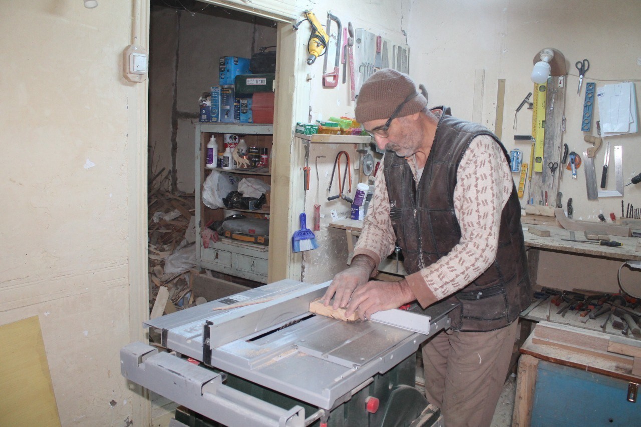 Trabzon'da tahta parçaları emekli öğretmenin elinde şekilleniyor
