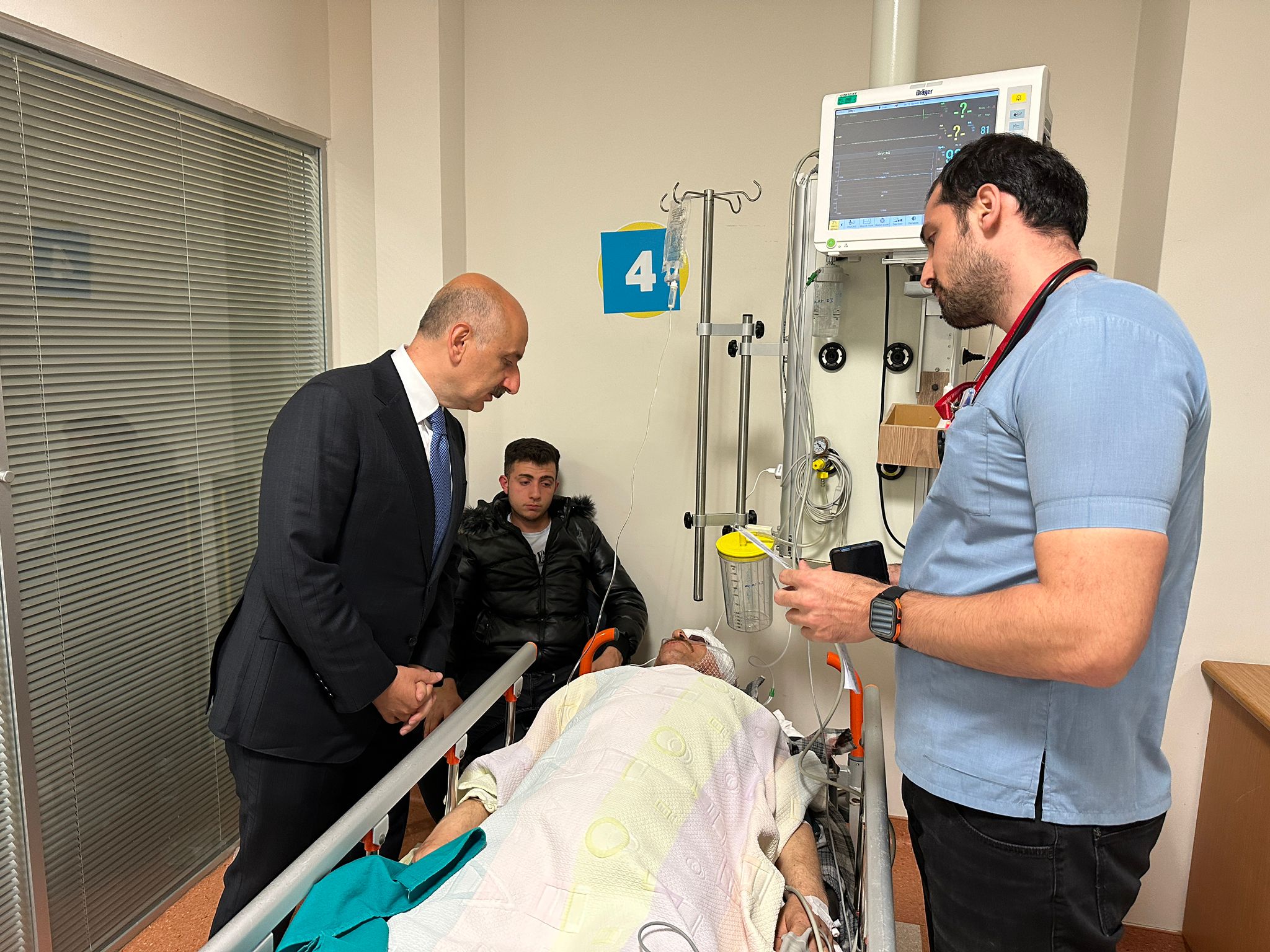 Bakan Karaismailoğlu'ndan yaralılara geçmiş olsun ziyareti