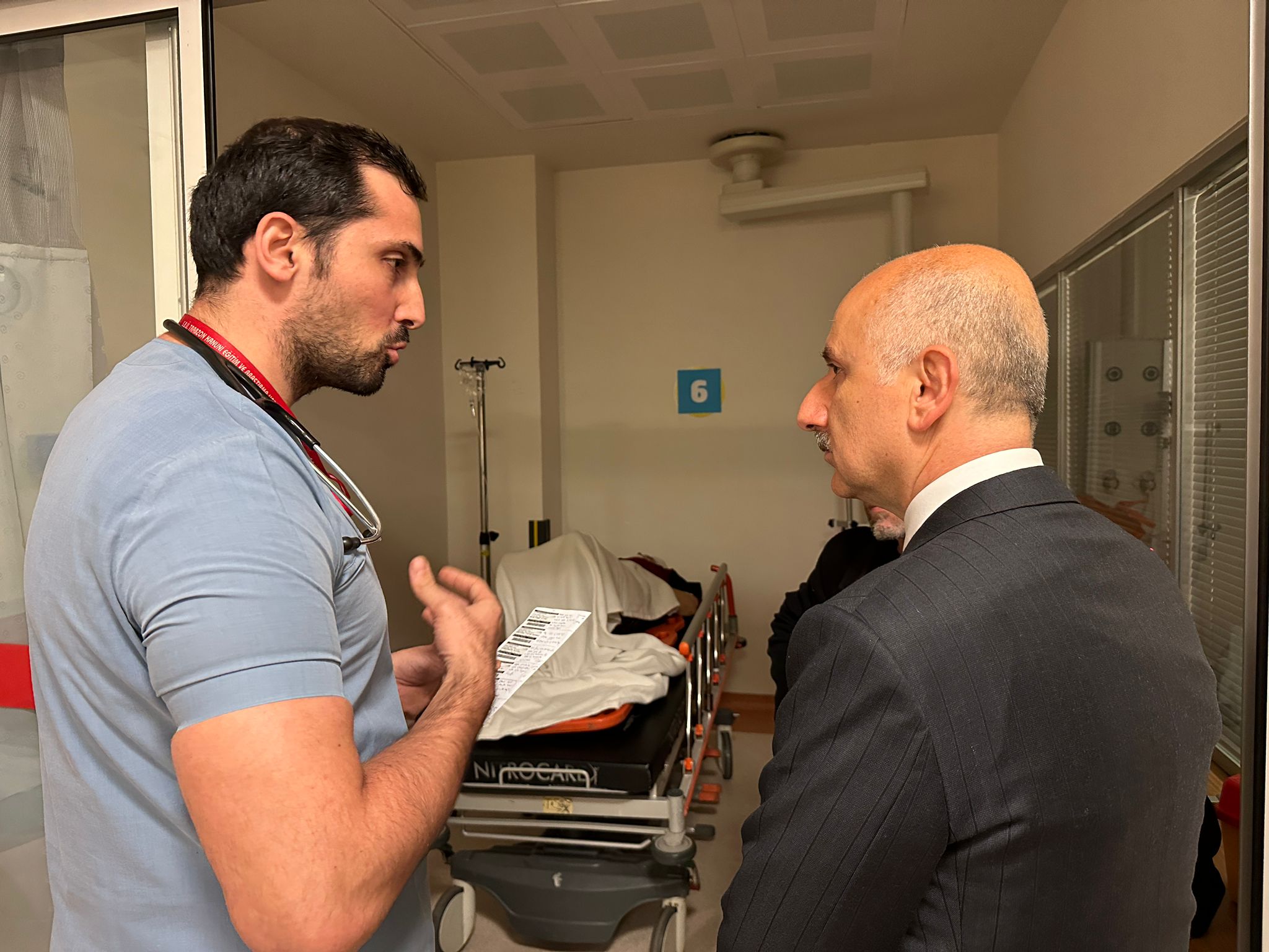 Bakan Karaismailoğlu'ndan yaralılara geçmiş olsun ziyareti