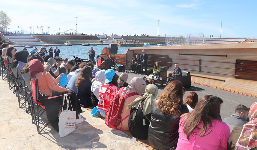 Bakan Karaismailoğlu Trabzon'da gençlerle bir araya geldi
