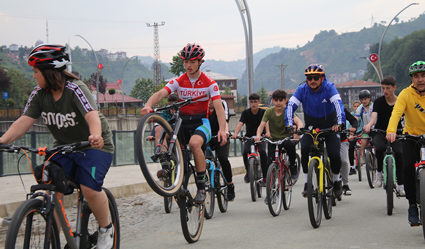 Rize’de bisiklet turu renkli görüntülere sahne oldu